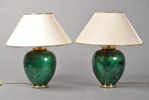 Par bordlamper i porcelæn. Af nyere dato. 2