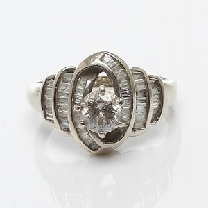 RING 14k guld med diamanter, i center briljantslipad diamant om ca 0,60ct, 19002000-tal.