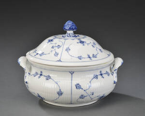 Royal Copenhagen. Musselmalet riflet stor terrin 223