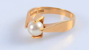 RING MED PÄRLA, 18K, ALTON, 1964.