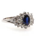 RING I 18K vitguld med oval safir, 7,5 mm och markisslipade diamanter.