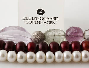 Ole Lynggaard. Sten og perlekæder monteret med dupsko. 3