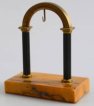 FICKURSSTÄLL, gulmetall på stensockel, 1900-talets första hälft.