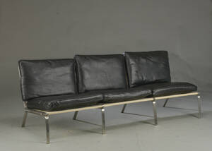 Rune Krøjgaard  Knut Bendik Humlevik for NORR11. Tre-personers sofa model Man, rustfrit stål og sort læder