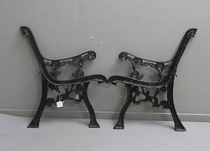 GAVLAR TILL TRÄDGÅRDSSOFFA, ett par, 1900-tal.