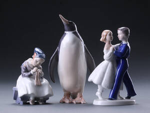 Royal Copenhagen  Bing  Grøndahl. Tre figurer af porcelæn, 1. sort. 3