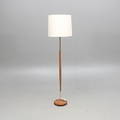 GOLVLAMPA, stomme i teak och gulmetall, 1900-tal.