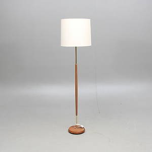 GOLVLAMPA, stomme i teak och gulmetall, 1900-tal.