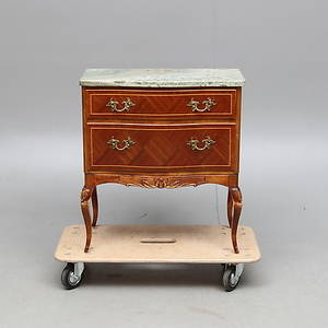 BYRÅ, med stenskiva, 1900-tal.