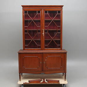 VITRINSKÅP, engelsk modell, 1900-tal.