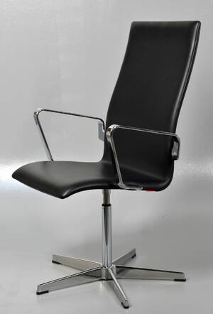 Arne Jacobsen. Armstol, model 3273 Oxford mellemhøj ryg 