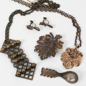 SMYCKEN Brosch och hängen i metall, brosch och örhängen i silver