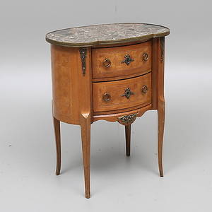 BYRÅ med stenskiva, nyrokoko, 1900-tal.