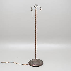 GOLVLAMPA, koppar, 1900-talets första hälft.