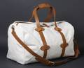 Mads Bruun Collection. Weekendtaske af lys canvas og kraftig naturfarvet kernelæder