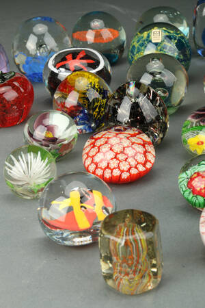 Stor samling brevpressere af glas 35