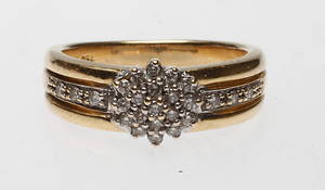 RING MED DIAMANTER, 18k guld, vikt ca 6,3 gr.
