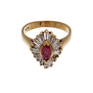 RING, 14K rödguld med rosa safir samt diamanter, totalt ca 1,00 ct. Vikt 3,7 g.