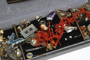 SMYCKEN, broscher, hängen, halsband av korall mm, 1900-tal.