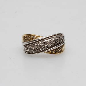 RING MED SMÅ DIAMANTER, 18k röttvitt guld, vikt ca 7,9 gr.