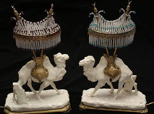 BORDSLAMPOR, 1 par, omkring 1900, porslin samt brons.