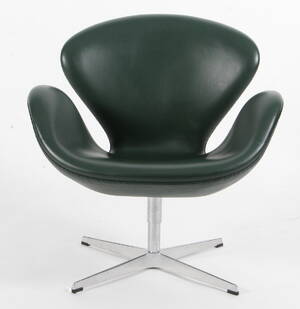 Arne Jacobsen. Svanen lænestol, model 3320. Red label Denne vare er sat til omsalg under nyt varenummer 4756248