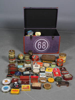 Opbevaringskasse fyldt med store og små tobakdåser.