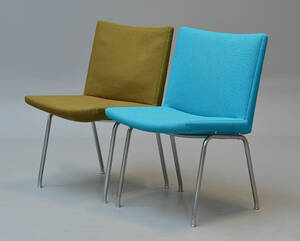 Hans J. Wegner. Par lufthavnsstole betrukket med Hallingdal2