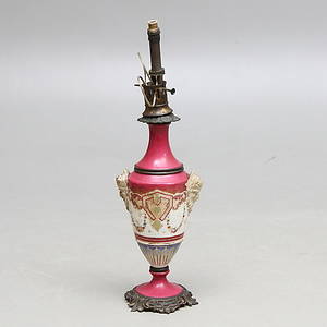 FOTOGENLAMPFOT, porslin, med maskaroner, 181900-tal.