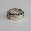 DOSA, silver, 1907, med äldre textilfragment.