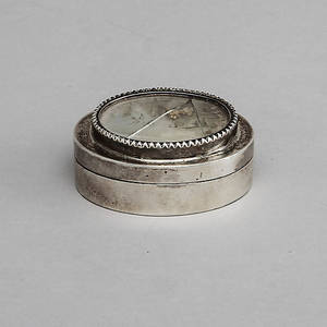 DOSA, silver, 1907, med äldre textilfragment.