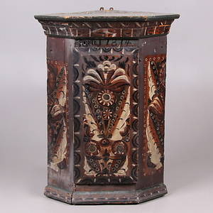 HÖRNSKÅP, allmoge, 1800-tal.