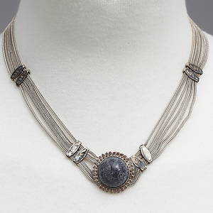 HALSSMYCKE, orientaliskt silver. 37,5 g.