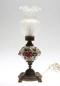 BORDSLAMPA, porslin, glas samt mässing, 1900-talets första del.