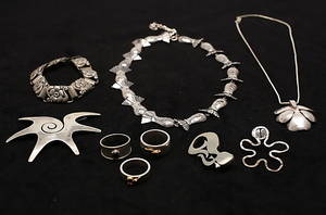 SILVERFÖREMÅL, 9 delar, halsband, armband, brosch och ringar.