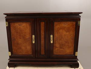 BARDISK , utvikbar skiva, skåpunderdel med besticklådor och hyllor. Orientalisk stil.