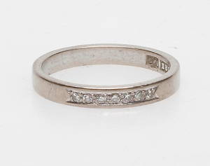 ALLIANSRING MED DIAMANTER, 0,07 ct, 18k guld, vikt ca 3,2 gr.