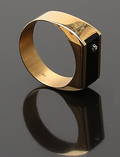 KLACKRING i 18 K guld med onyx och diamant. 4,68 g.