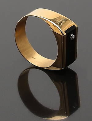 KLACKRING i 18 K guld med onyx och diamant. 4,68 g.