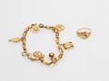 ARMBAND MED BERLOCKER SAMT RING, 21k guld, vikt ca 13,7 gr.