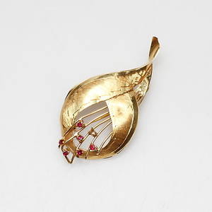 BROSCH MED RÖDA STENAR, 18k guld, vikt ca 8 gr.