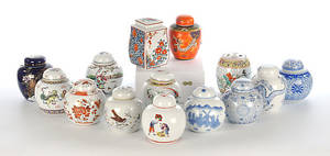 13 ASIATISCHE INGWERTÖPFE. Polychrome Dekore aus China und Japan.