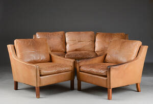 Sofa og et par lænestole. 3.