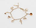 ARMBAND MED BERLOCKER, 18k guld, vikt ca 10,5 gr.