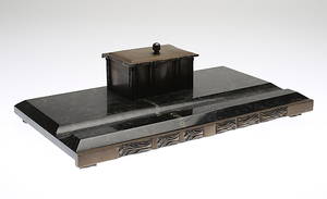 SKRIVBORDSUPPSATS, marmor samt brons, 1920-tal.