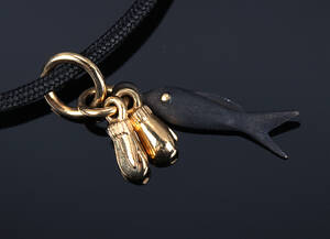 Ole Lynggaard. My Little World Luffer og Fisk-charm i 18 kt. rødguld og oxyderet sterlingsølv