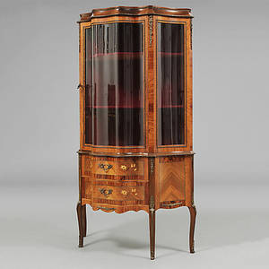 VITRINSKÅP, rokokostil, 1900-tal.