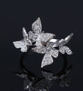 Brillantring af 18 kt. hvidguld med fire sommerfugle, i alt ca. 0.68 ct. HVS. Ringstr. justérbar 