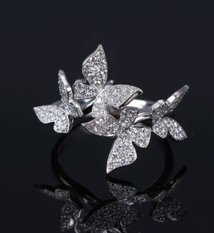 Brillantring af 18 kt. hvidguld med fire sommerfugle, i alt ca. 0.68 ct. HVS. Ringstr. justérbar
