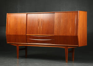 Skænk af teak, 1950erne, dansk møbelproducent